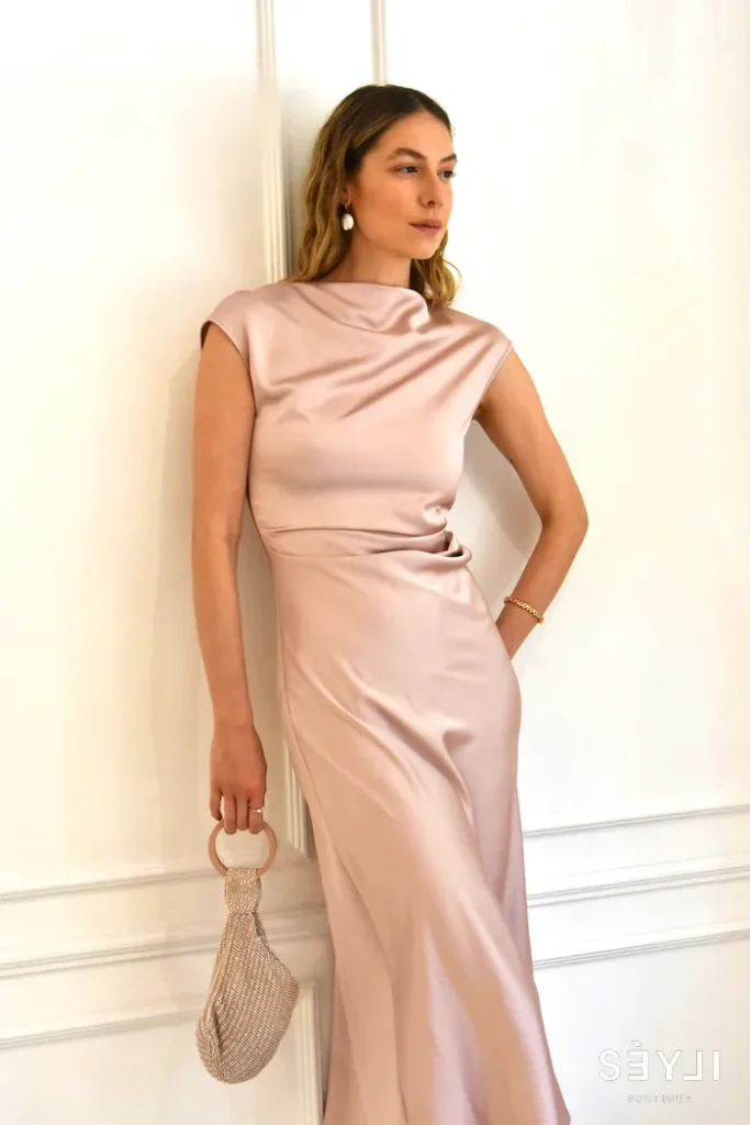 Púderszínű elegáns ruha