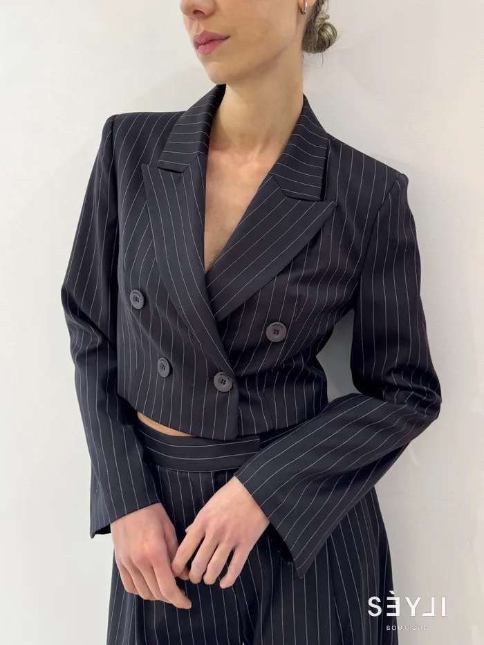 Csíkos cropped blézer